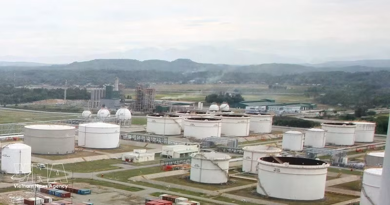 D’ici la fin mars, la raffinerie de Dung Quât devrait recevoir de l’éthanol carburant de Central Biofuels JSC (BSR-BF) pour son incorporation dans l’essence E10 RON95, ce qui augmentera encore la production nationale. Photo : VNA. 