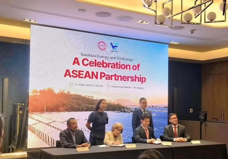 L'ambassadeur du Vietnam aux Philippines, Lai Thai Binh, et la ministre philippine de l'Énergie, Sharon Garin, assistent à la signature d'un accord de coopération entre VinEnergo et SunAsia. (Photo : ambassade du Vietnam aux Philippines)