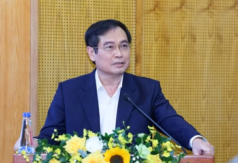 Phan Xuan Thuy, chef adjoint de la Commission centrale du Parti de la propagande, de l’éducation et de la mobilisation des masses et vice‑directeur permanent du Centre de presse du XIVᵉ Congrès, prend la parole lors de la conférence. Photo : baoquocte.