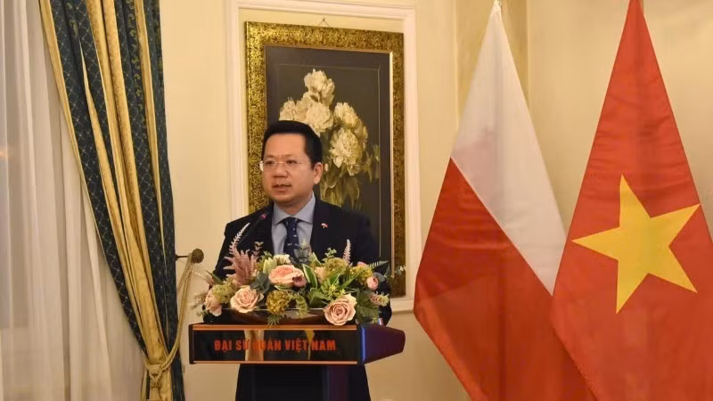 L’ambassadeur du Vietnam en Pologne, Ha Hoang Hai, prend la parole lors du séminaire. Photo : Ambassade du Vietnam en Pologne.