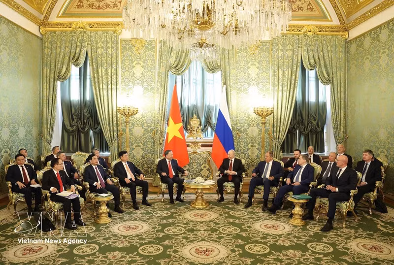 Le secrétaire général du Comité central du Parti communiste du Vietnam et président de la République, To Lam, en rencontre restreinte avec le président russe Vladimir Poutine. Photo : VNA