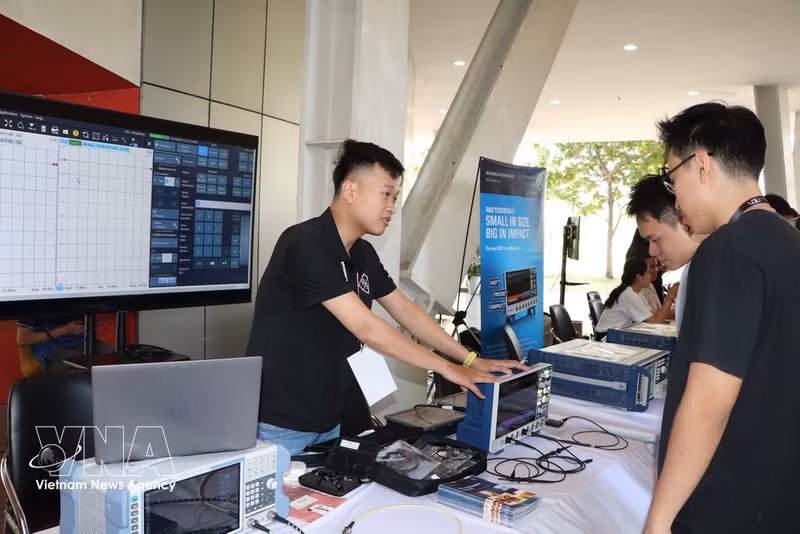 Le 24 mars 2026, l’Université germano-vietnamienne (VGU), située dans le quartier de Thoi Hoa, à Hô Chi Minh-Ville, a organisé la Journée de sensibilisation aux semi-conducteurs 2026, réunissant des partenaires universitaires et de recherche de premier plan venus d’Allemagne, ainsi que de nombreuses entreprises du secteur des semi-conducteurs présentes au Vietnam. Photo : VNA.