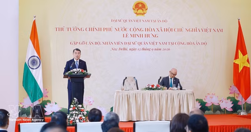 Le Premier ministre Le Minh Hung rencontre le personnel des représentations vietnamiennes en Inde. Photo : VNA. 
