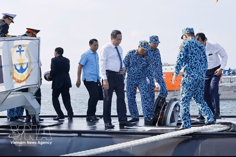 Le président de l’Assemblée nationale, Tran Thanh Man, et les délégués visitent un sous-marin. Photo : – VNA.