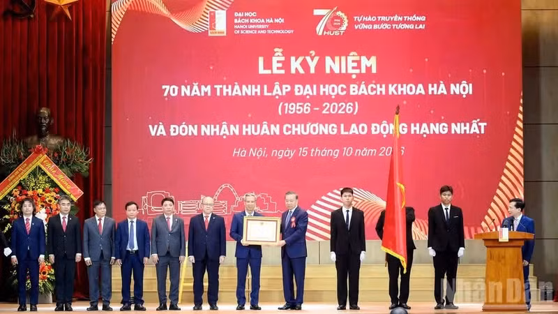 Le secrétaire général du Parti communiste du Vietnam et président de la République, To Lam, remet l’Ordre du Travail de premier classe à l'Université des sciences et des technologies de Hanoï. Photo: NDEL