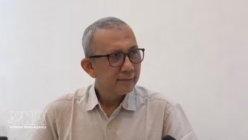 Beni Sukadis, coordinateur principal de l'Institut indonésien de défense et d'études stratégiques (LESPERSSI), lors d'un entretien accordé à la VNA en Indonésie. Photo : VNA. 