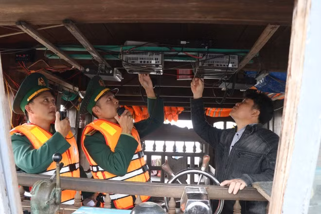 Contrôle des équipements et des radios à bord des bateaux de pêche de la ville de Huê. Photo : VNA