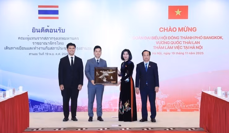La dirigeante du Conseil populaire municipal de Hanoï offre un cadeau de souvenir au représentant du Conseil municipal de Bangkok. Photo : Thoidai.com.vn