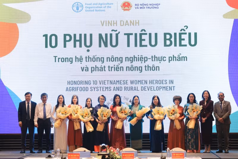 Dix femmes vietnamiennes exceptionnelles engagées dans l’agriculture ont été honorées par la FAO. Photo : nongthonviet.vn 