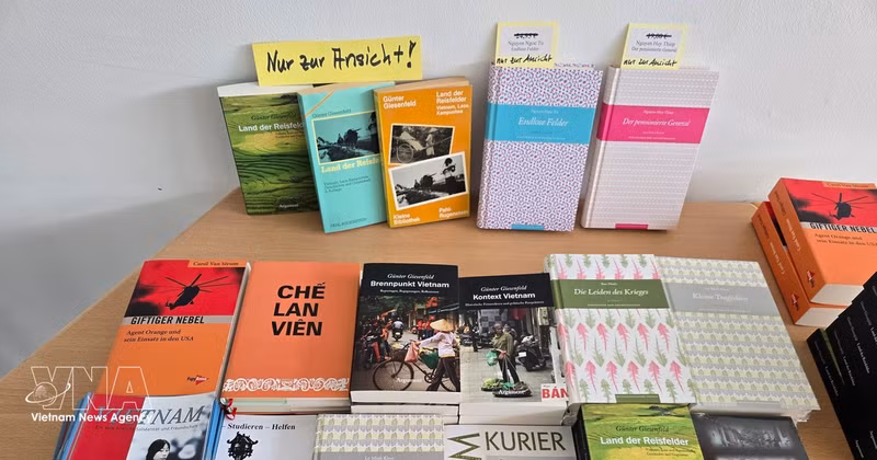 Exposition d'œuvres sur le Vietnam traduites en allemand. Photo: VNA 