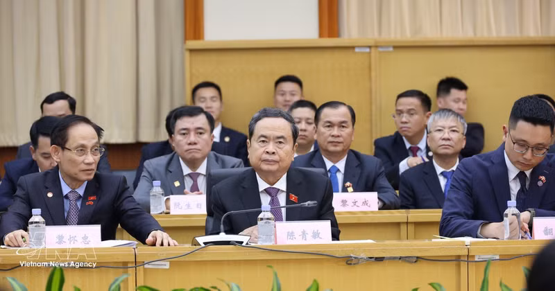 Le président de l’Assemblée nationale du Vietnam, Tran Thanh Man, et la délégation vietnamienne participent à un échange de vue avec les assemblées populaires aux trois échelons de Pékin. Photo : VNA 
