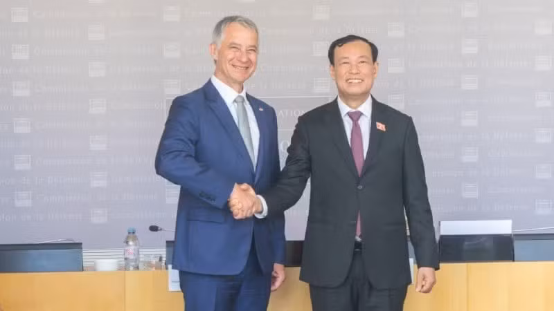 Le général de corps d'armée Le Tan Toi, président de la Commission de la Défense, de la Sécurité et des Affaires étrangères de l'Assemblée nationale du Vietnam, et Jean-Michel Jacques, président de la Commission de la Défense nationale et des Forces armées de l'Assemblée nationale française.