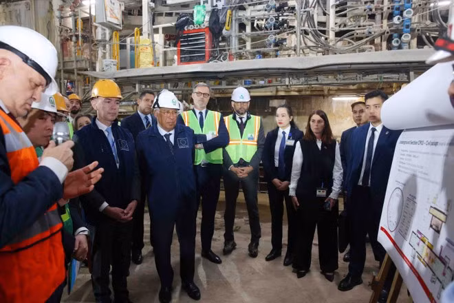 Le président du Conseil européen, António Costa, a visité la section souterraine du projet de la ligne de métro N°3 de Hanoï