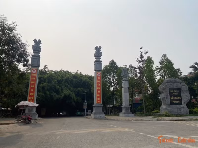 Située le long de l’axe menant au site depuis la route nationale 2, cette « allée verte » constitue l’un des symboles discrets mais marquants du pèlerinage vers la Terre ancestrale.