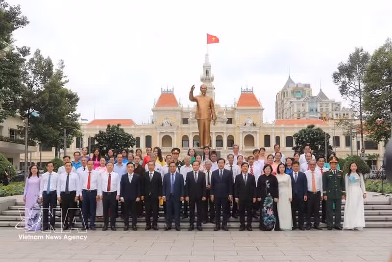 À l’occasion du 81e anniversaire de la Révolution d’Août et de la Fête nationale du 2 septembre, les dirigeants de Hô Chi Minh-Ville rendent hommage, le 26 août, au Président Hô Chi Minh. Photo: VNA 