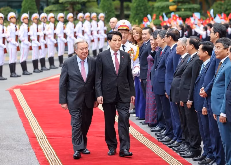 Le président Luong Cuong (droite) préside la cérémonie d'accueil pour le secrétaire général des Nations Unies António Guterres à Hanoï. Photo : NDEL. 