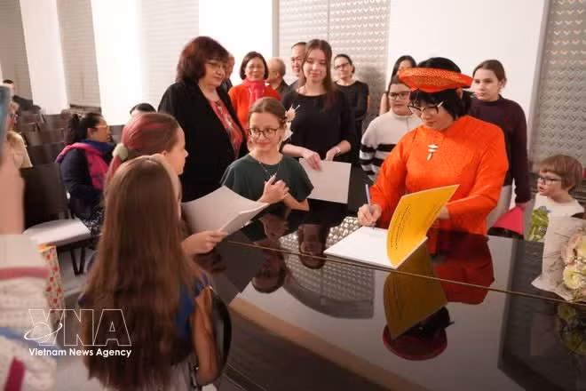 L’artiste Kieu Anh signe des autographes pour des élèves et leurs parents lors d’un concert au palais Palais Zichy, dans la capitale Bratislava, à la fin du mois de février 2026. Photo : VNA.