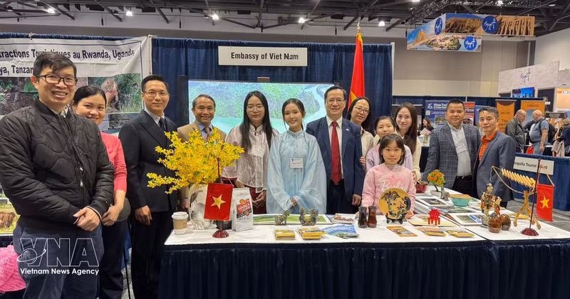 Le personnel de l'ambassade du Vietnam au Canada présent à la 29e édition du Salon du tourisme et des vacances. Photo: VNA 