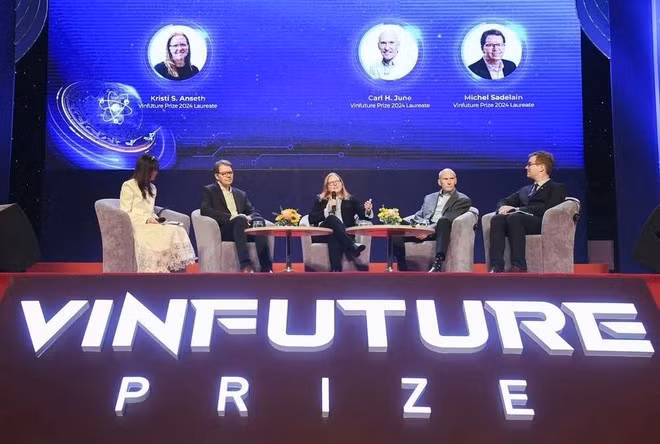 Des lauréats du Prix VinFuture 2024 lors d'une échange avec des étudiants et jeunes scientifiques vietnamiens. Photo: VNA