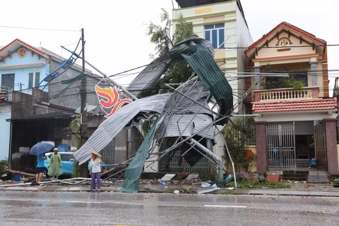 Le typhon Kajiki provoque l’effondrement de plusieurs maisons à Ninh Binh. Photo : VNA.