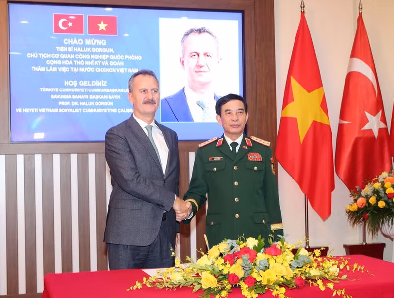 Le ministre de la Défense, Phan Van Giang (à droite), et Haluk Gorgun, président de la Presidency of Defence Industries. Photo : VNA. 