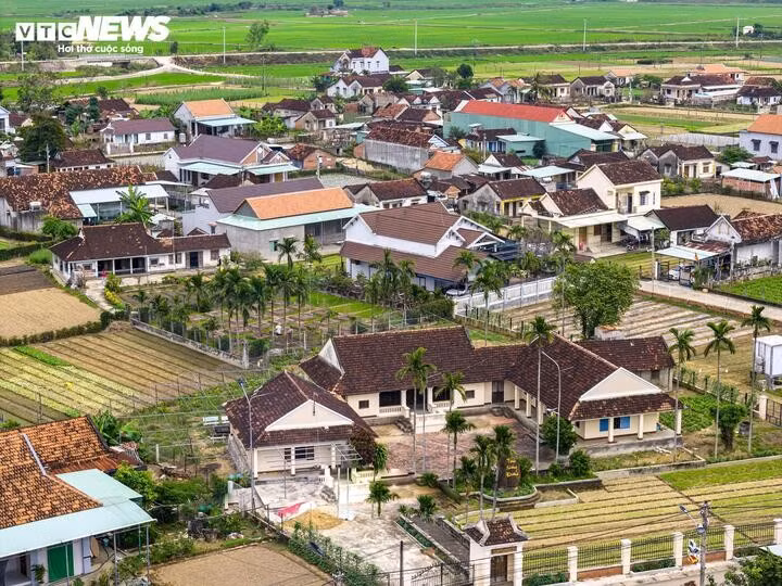 Sans ornementation superflue, ces maisons dégagent une beauté sobre et harmonieuse. Elles sont à la fois lieux de culte des ancêtres et espaces de vie familiaux, avec des vérandas ouvertes sur des cours traditionnelles, liées à l’agriculture.