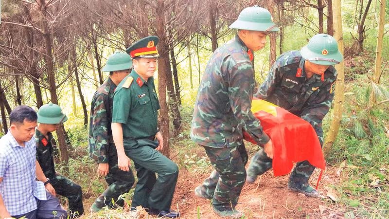 Les forces armées de la province de Lang Son transfèrent la dépouille d’un soldat au cimetière de Loc Binh. Photo : Duong Nguyen