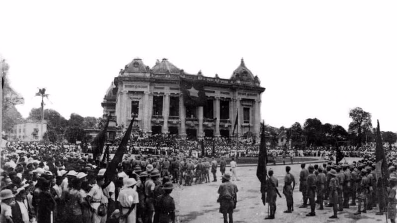 Des unités de guérilla venues des zones de résistance font leur entrée à Hanoï et se rassemblent devant l’Opéra, le 30 août 1945. Photo d’archives : VNA.