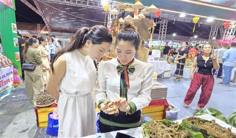 Une consommatrice fait des achats lors du Salon des produits industriels ruraux représentatifs du Nord, le 2 octobre en ville de Hai Phong. Photo : VNA.