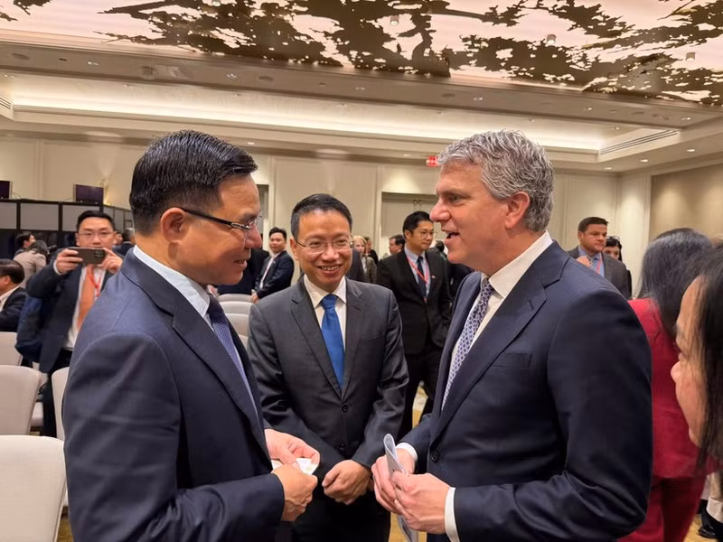 Le ministre par intérim de l’Industrie et du Commerce, Le Manh Hung, et David Fogel, secrétaire adjoint au Commerce et directeur de l'Administration du commerce international des États-Unis. Photo : moit.gov.vn.jpg 