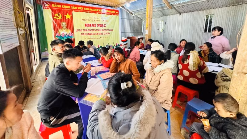 La commune de Pa Tan organise des cours de langue mang pour les jeunes, selon une méthode orale traditionnelle.