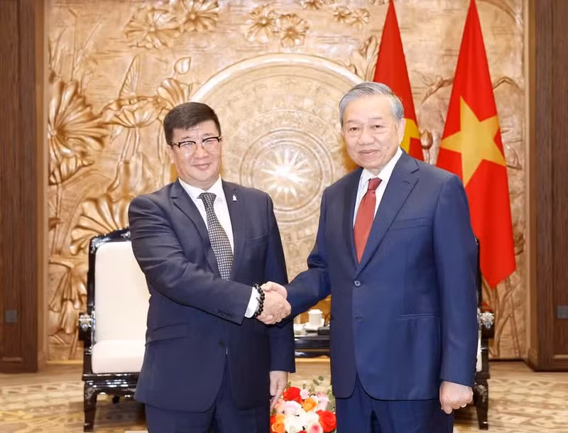 Le secrétaire général du Parti et président de la République To Lam (droite) et l’ambassadeur de Mongolie au Vietnam, Jigjee Sereejav. Photo : VNA. 