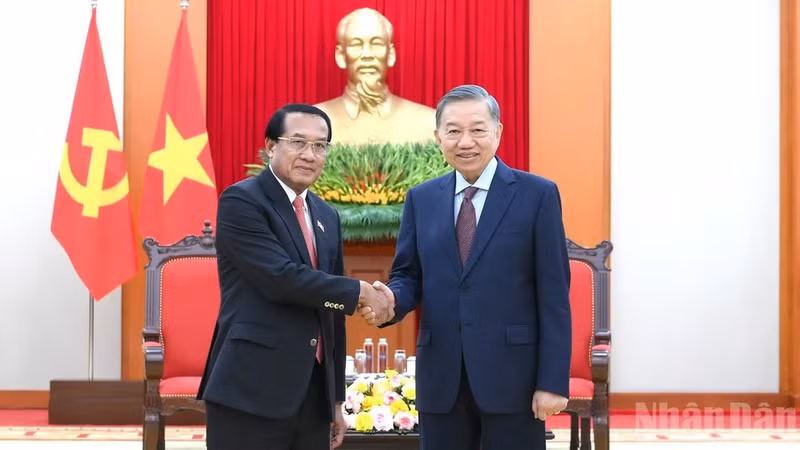 Le secrétaire général (SG) du PCV et président To Lam (à droite) et Vanhxay Phongsavanh, président de la Commission centrale de contrôle, inspecteur général de l’État et chef de la Commission centrale de lutte contre la corruption du Laos. Photo : NDEL. 