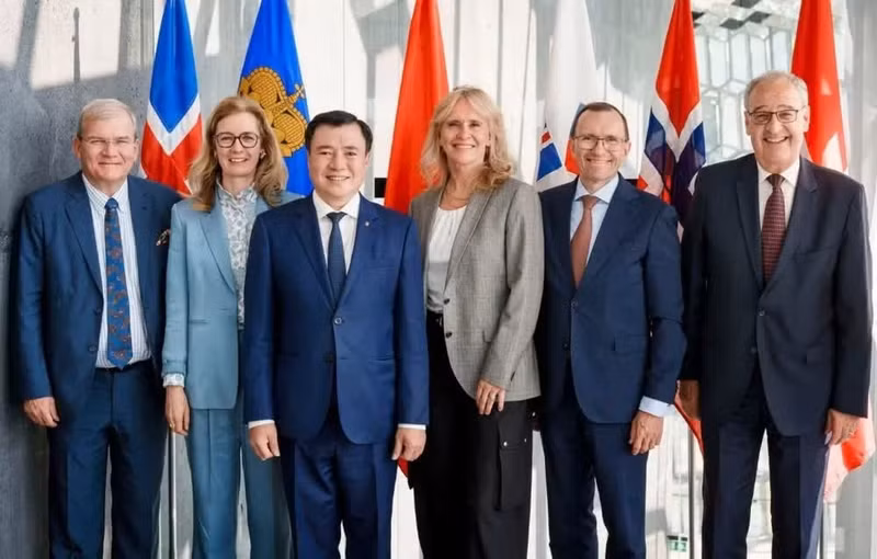 Le vice-ministre vietnamien de l'Industrie et du Commerce, Nguyên Sinh Nhât Tân, conduit la délégation vietnamienne aux négociations lors de la Conférence ministérielle des pays de l'Association européenne de libre-échange (AELE), en Islande. Photo : Département des politiques commerciales multilatérales