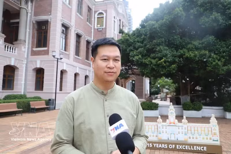 Vu Hai Truong, du bureau des admissions de l’Université de Hong Kong. Photo : VNA. 