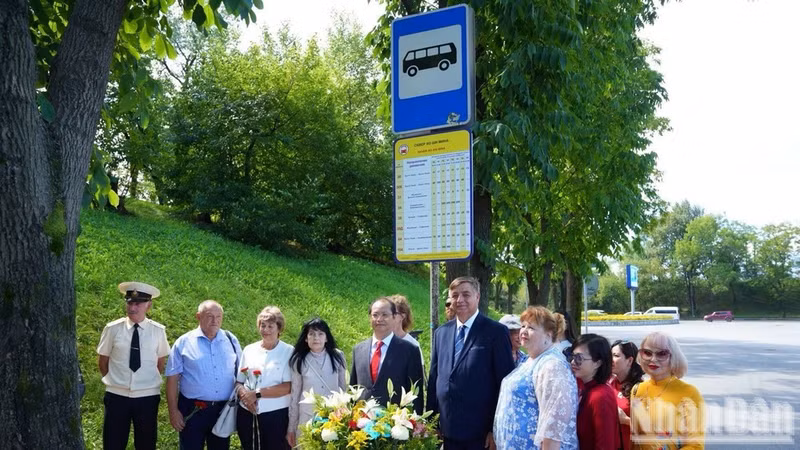  Le consul général Nguyen Viet Kien et des représentants de l’Association d’amitié avec le Vietnam dans le Primorié posent pour une photo souvenir à l’arrêt de bus. Photo : Thanh The