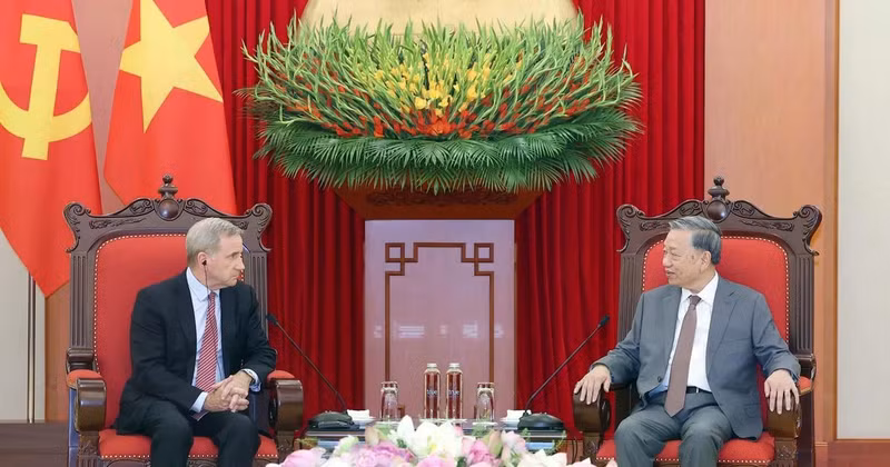 Le secrétaire général du Parti communiste du Vietnam (PCV), To Lam (droite), et Alex Rogers, président des affaires mondiales du groupe Qualcomm. Photo: VNA 