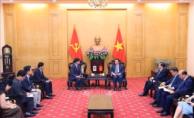 Nguyen Xuan Thang rencontre Na Ki Hong, directeur général de Samsung Vietnam. Photo : VNA.