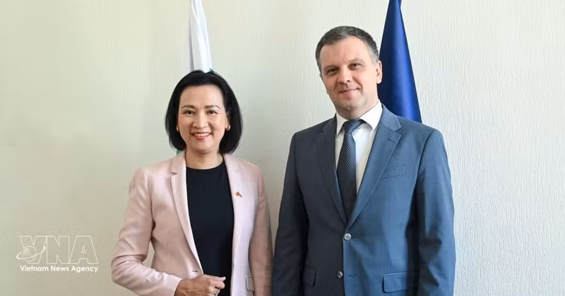 L'ambassadrice du Vietnam en Bulgarie, Nguyen Thi Minh Nguyet, et le ministre bulgare de la Justice, Nikolay Naydenov. Photo : VNA. 