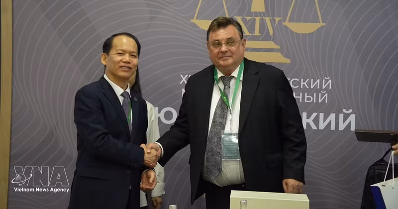 Le ministre vietnamien de la Justice, Hoang Thanh Tung, rencontre son homologue russe, Konstantin Chuychenko. Photo: VNA 