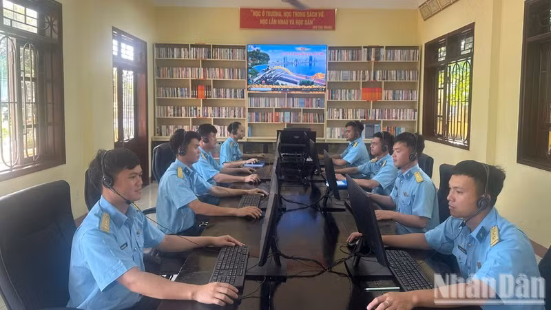 La bibliothèque numérique du régiment 282, un espace où les cadres et les soldats peuvent échanger des informations et accéder aux sciences et aux technologies.