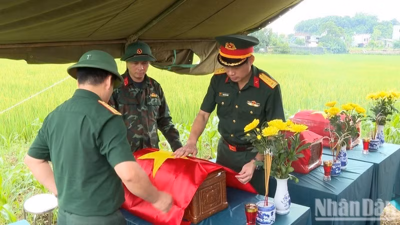 Le drapeau militaire est déployé sur les dépouilles retrouvées et regroupées.