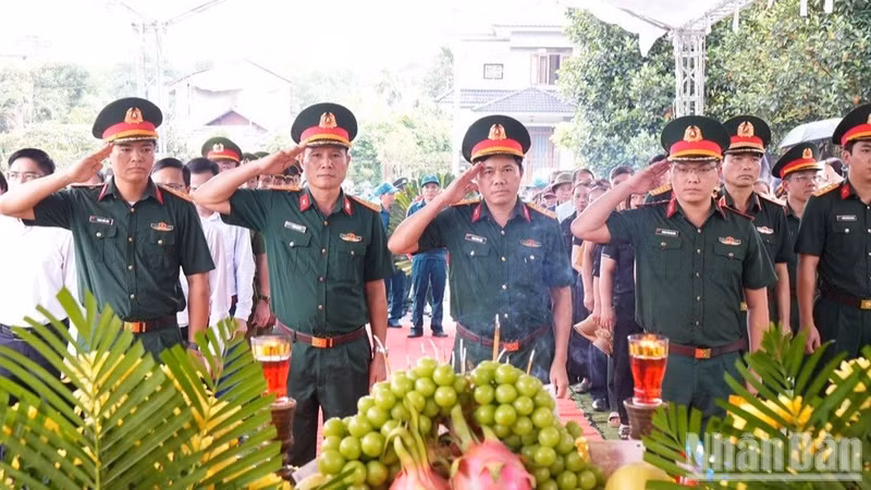 Une cérémonie commémorative est organisée en hommage aux soldats morts au combat. (Photo : THANH SON)