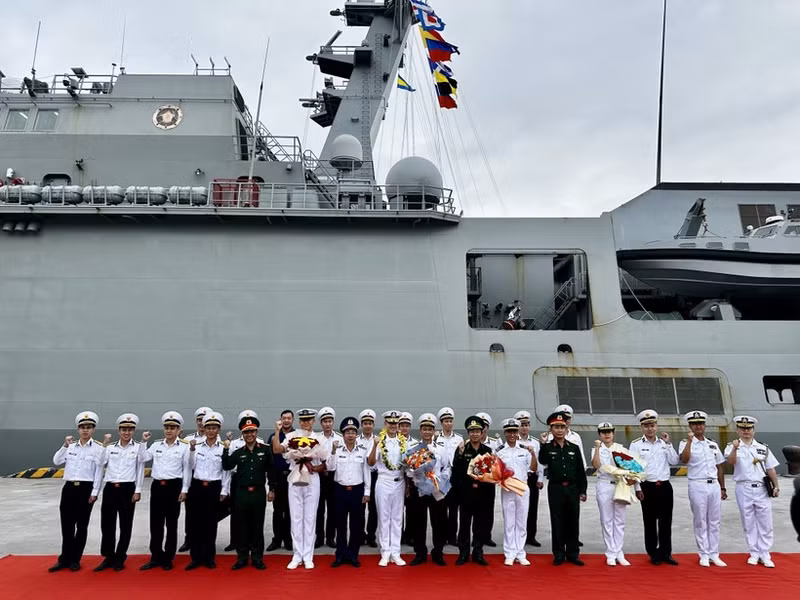 Cérémonie de bienvenue en l’honneur de l’équipage du navire-école ROKS Hansando de la marine sud-corénne, à Dà Nang. Photo : VNA. 