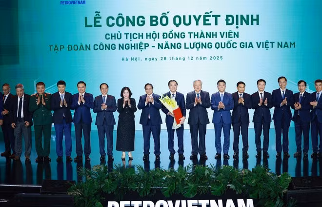 Le Premier ministre remet la décision nommant Le Ngoc Son, directeur général de Petrovietnam, au poste de président du Conseil des membres de Petrovietnam. Photo : VNA