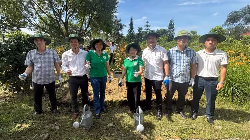 Les représentants de l’Institut des plantes médicinales, des autorités de Son Giang et du parc national de Vu Quang plantent des arbres et installent des panneaux botaniques sur le site historique Hai Thuong Lan Ong Le Huu Trac.