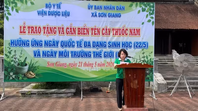 La docteure Phan Thuy Hien, directrice adjointe de l’Institut des plantes médicinales, prend la parole lors de la cérémonie.