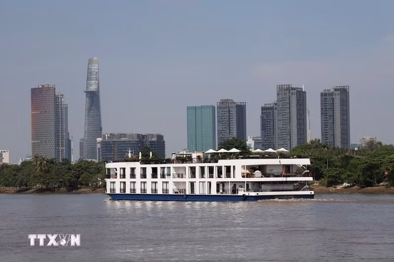 Un bateau de croisière de luxe transporte des touristes à la découverte de Hô Chi Minh-Ville sur la rivière de Saïgon. Photo : VNA 