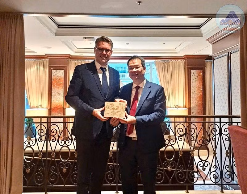Nguyen Manh Hung (à droite), président du Comité populaire de Da Nang, lors de sa rencontre avec des représentants d’ASCO Industries en Belgique. Photo : Délégation vietnamienne.