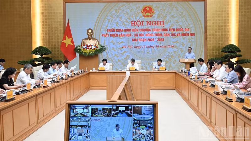 Le Premier ministre Le Minh Hung préside une conférence consacrée à la mise en œuvre du programme cible national de développement socio-économique des zones de minorités ethniques et montagneuses pour la période 2026-2035. Photo: Tran Hai/NDEL 